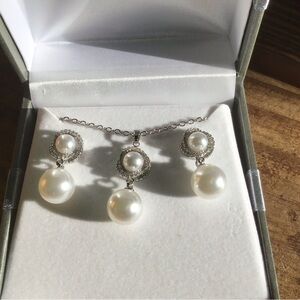 New in Box Cesca Vanna Crystal Pearl & Earrings Set